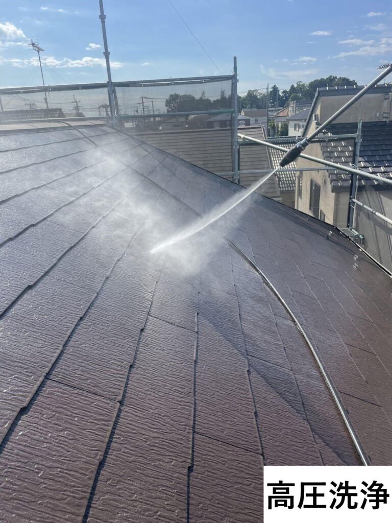 屋根の高圧洗浄です。高圧洗浄をすることで、屋根の汚れや塗装残りなどをしっかりと落とし、塗装ののりをよくします。